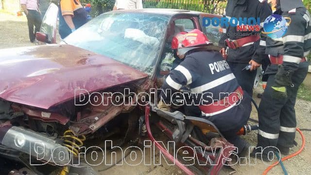 Accident grav la Darabani! Tânăr rămas încarcerat după ce autoturismul s-a izbit într-un cap de pod - FOTO