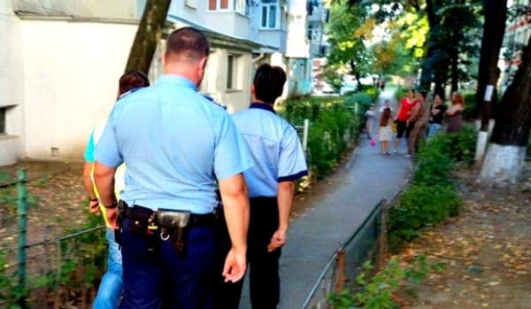 Un copil de trei ani se zbate între viață și moarte după ce a căzut de la etajul patru