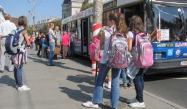 Veşti bune pentru elevi: Plata pentru naveta elevilor ar putea fi suportată integral de stat