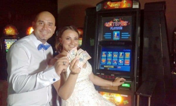 Mireasă din Iaşi furată în noaptea nunţii şi dusă la păcănele. Câţi bani a câştigat după ce a băgat 5 lei în aparat