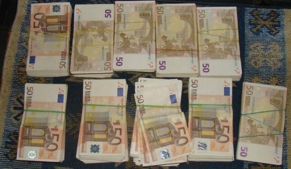 Peste 360.000 de euro descoperiţi de poliţiştii de frontieră ascunşi într-un autocar