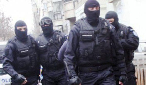 Gafă uriaşă a mascaţilor, în această dimineață, au greşit adresa la percheziţii. Ce a păţit o femeie!