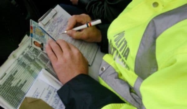 Tânăr de 21 de ani, prins de polițiști la volanul unei mașini fără permis de conducere