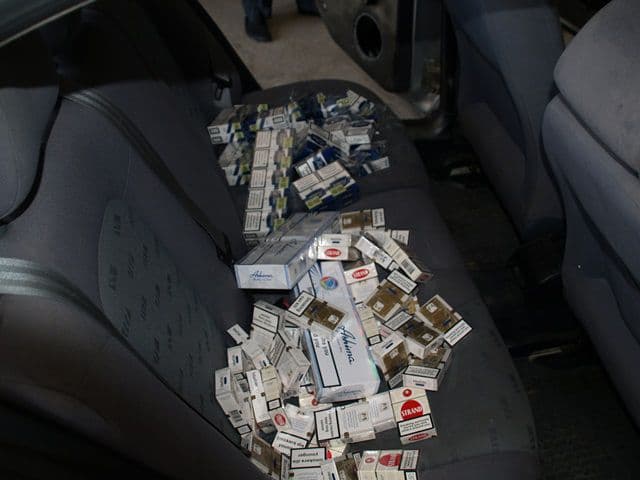 Autoturism „căptusit” cu peste 2.000 de ţigarete, depistat la Punctul de Trecere a Frontierei - FOTO