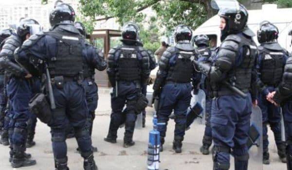 Percheziții în Botoșani și alte 9 județe. Membrii unei grupări acuzați că au falsificat carduri bancare în Franța