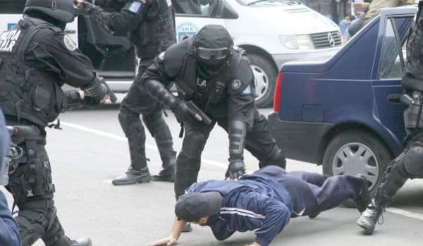 NOU! Polițiștii și jandarmii au cadrul legal pentru a trage împotriva infractorilor!