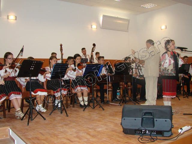 Orchestra „Mugurelul” a acompaniat participanții la  Concursul „Moștenite din bătrâni” 2016 - FOTO