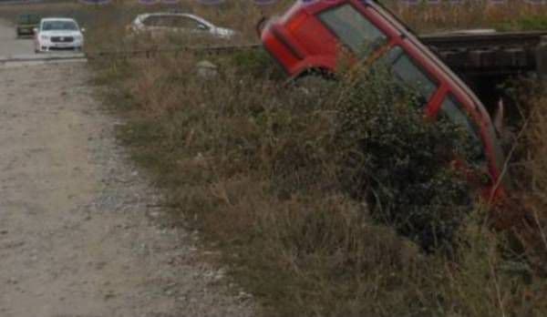 Autoturism înmatriculat în județul Botoșani, lovit de tren și aruncat într-o râpă
