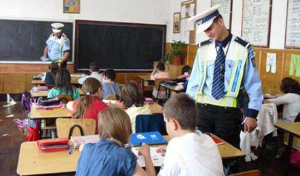 Poliţiştii botoşăneni alături de elevi, la începutul unui nou an şcolar