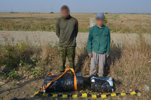 Tineri moldoveni depistaţi cu ţigări de contrabandă - FOTO