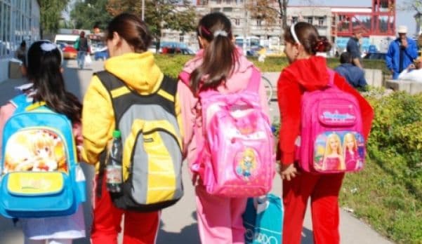 A început școala! Problemele pe care le cauzează ghiozdanul şi cum le poţi preveni
