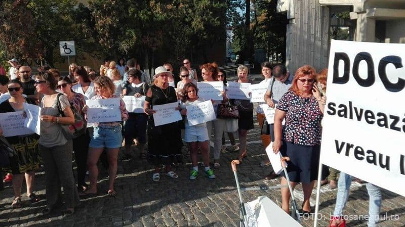 Zeci de femei au protestat cu un sicriu alb în faţa Palatului Administrativ: „Nepăsarea voastră este durerea noastră” - FOTO