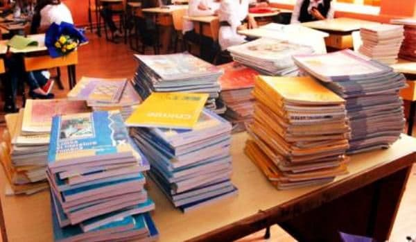 Veste bună privind manualele pentru elevii din clasele a XI-a şi a XII-a