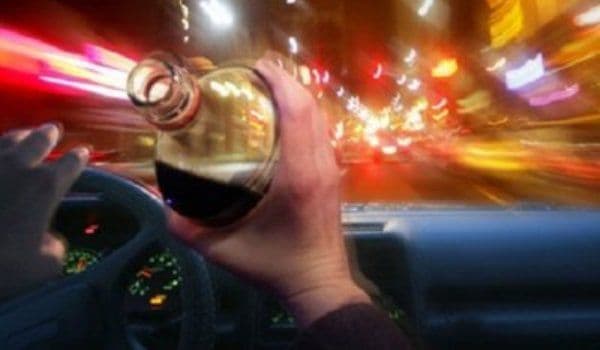 Inconștiența la volan. Un tânăr fără permis a intrat cu mașina într-un copac și a fugit de la locul accidentului lăsând o victimă încarcerată