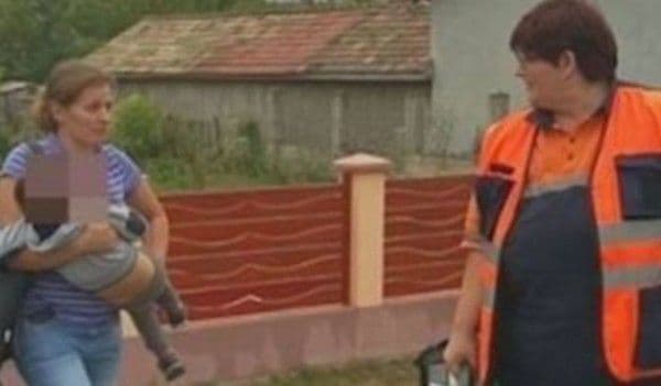 La un pas de tragedie. Un copil de 3 ani a căzut în fosa septică a unei grădiniţe din județul Botoșani