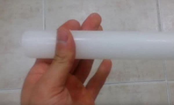 Truc incredibil! Cum să cureţi gresia şi faianţa din baie cu o lumânare
