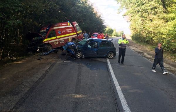 Accident grav. Ambulanţă SMURD lovită de o maşină cu patru oameni în ea. Un dorohoian a acordat primul ajutor