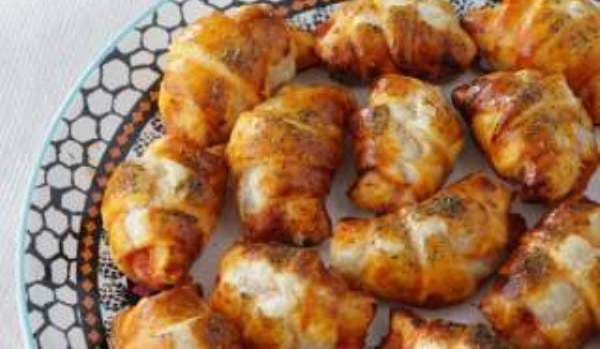 Mini croissante pizza cu șuncă și cașcaval