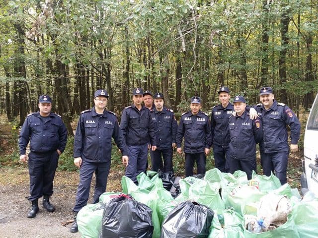 Pompierii dorohoieni au răspuns afirmativ la Proiectul Național „Let’s do it, România!” - FOTO