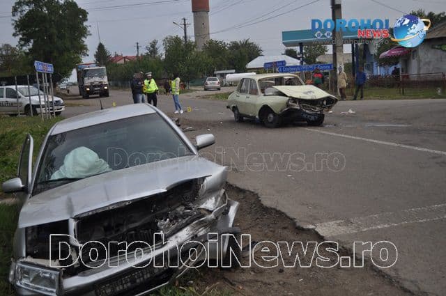 Accident violent între două autoturisme la Dragalina. Bărbat transportat de urgență la Spitalul Dorohoi - FOTO
