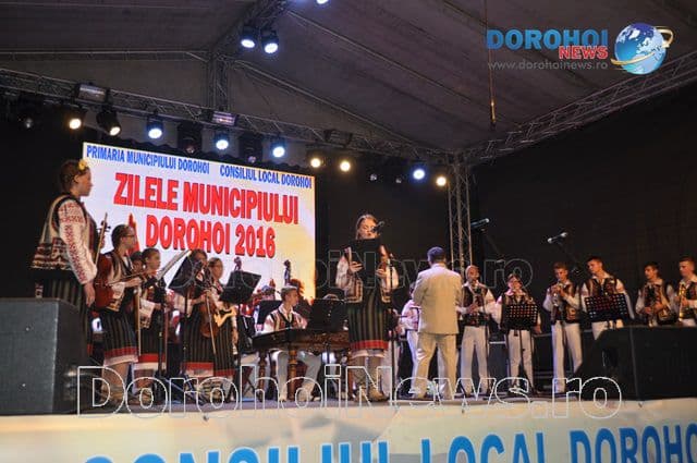Momente de folclor la Zilele Municipiului Dorohoi 2016 cu Ilie Caraș, Ștefania Rareș și Ansamblul „Mugurelul” – FOTO