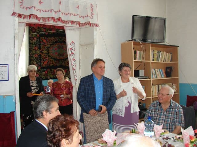 Vârstnicii s-au sărbătorit la ei acasă, dar cu prefectul Dan Nechifor - FOTO
