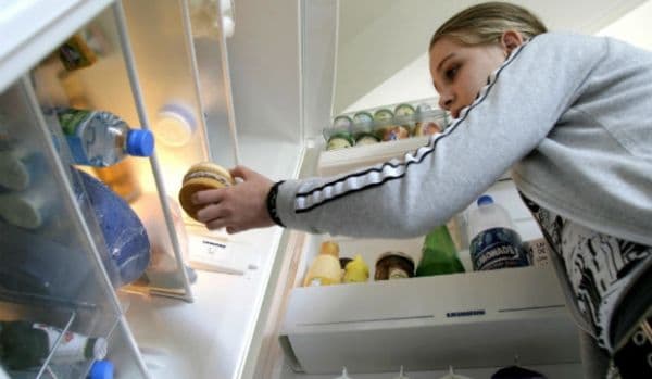 Cum scapi de mirosul urât din frigider. Un truc care chiar dă rezultate