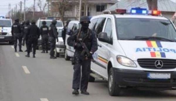 Percheziţii efectuate în municipiul Dorohoi și în Penitenciarul Iaşi. Vezi ce făceau escrocii!