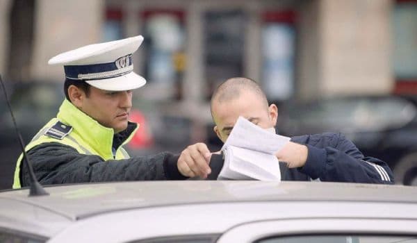 Vezi ce au descoperit polițiștii botoșăneni când au oprit în trafic un tânăr de 22 de ani