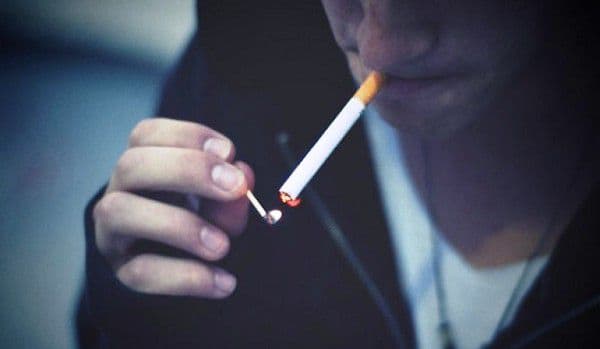 Trei elevi depistați în timp ce fumau în curtea unui liceu sancționați de jandarmi