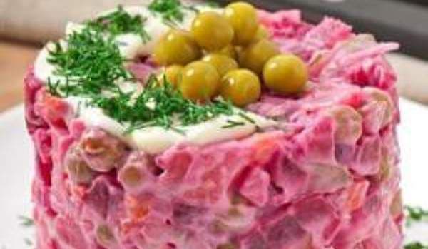 Salată de sfeclă roșie cu piept de pui și maioneză