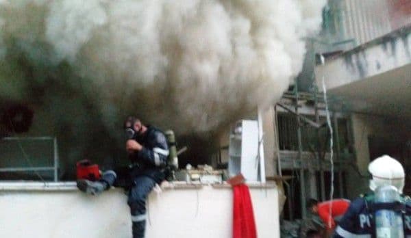 Incendiu la parterul unui bloc, în această dimineață. Opt persoane evacuate!