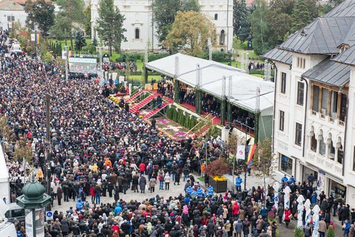 Aproximativ 15.000 de credincioși la slujba Sfintei Liturghii de hramul Sfintei Cuvioase Parascheva de la Iași