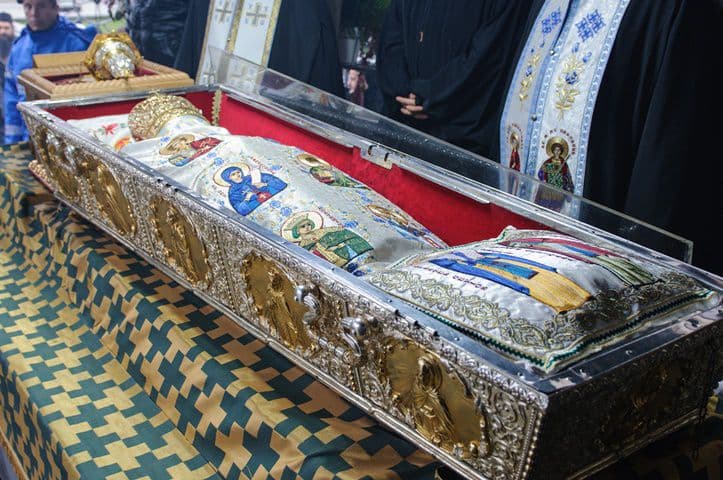 Românii habar nu au ce blestem imens poartă veșmintele Sfintei Parascheva
