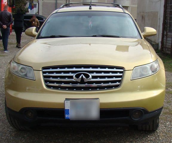 Autoturism Infiniti declarat furat, depistat într-o parcare de pe raza municipiului Botoşani - FOTO