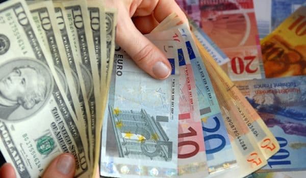 Veşti bune pentru românii cu credite în franci eveţieni. Eliminarea plafonului de 250.000 CHF din legea conversiei, aprobată