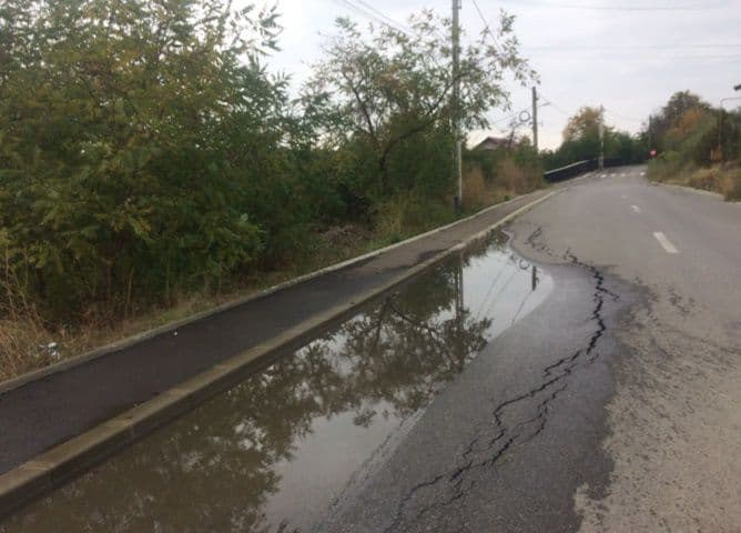 Primim la redacție – Stradă din Dorohoi recent asfaltată unde asfaltul a luat-o cu totul la vale - FOTO
