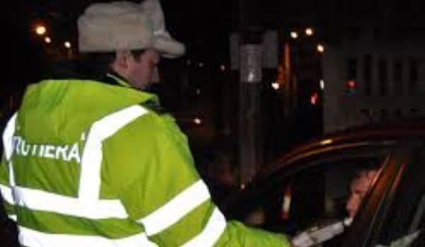 Depistat de poliţiştii de frontieră din Dorohoi, la volanul unui Mercedes, deşi nu avea permis