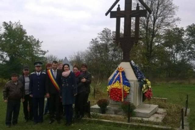Ziua Armatei celebrată la Broscăuți cu flori și coroane la Monumentul Eroilor - FOTO