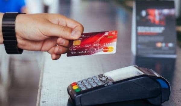 Instituțiile publice care încasează impozite, taxe, amenzi, obligate să accepte și plata cu cardul