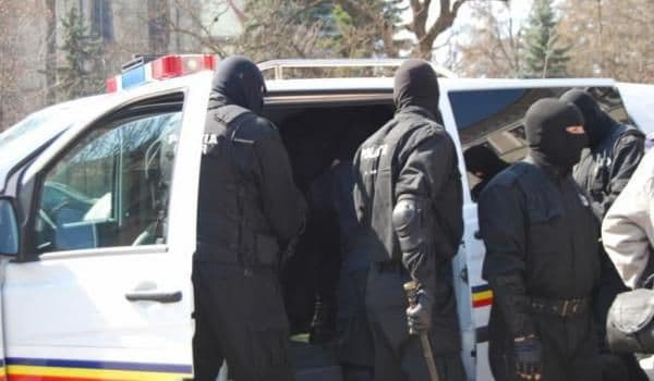 Percheziţii în Dorohoi la persoane bănuite de contrabandă cu ţigarete 