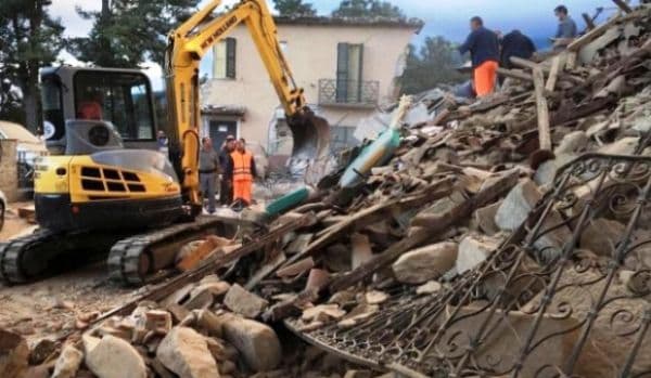 Atenţionare de călătorie în Italia: Drumuri naţionale, blocate din cauza cutremurelor