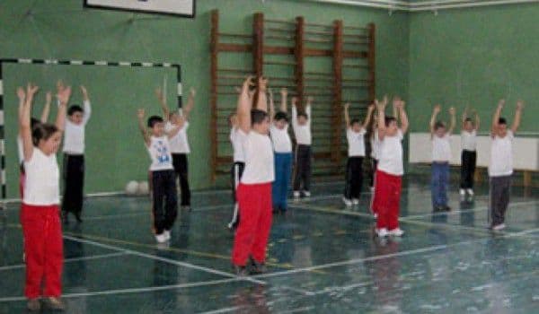 Ministerul Educaţiei: Elevii scutiţi de efort fizic au obligaţia de a fi prezenţi la orele de educaţie fizică
