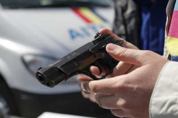 Două persoane ajunse la spital după o răfuială în trafic cu pistol, bâtă şi cuţit