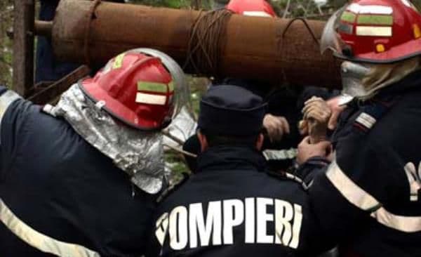 Bărbat căzut în fântână scos de pompierii dorohoieni! Din păcate acesta nu a supraviețuit