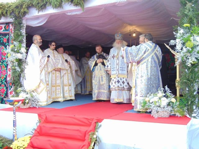 Preasfinţitul Părinte Calinic Botoşăneanul prezent la resfinţirea bisericii din Putrida - FOTO