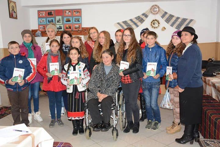 IHTIS: Poeta ANA–MARIA GÎBU în mijlocul elevilor din Dumeni și Vorniceni – FOTO