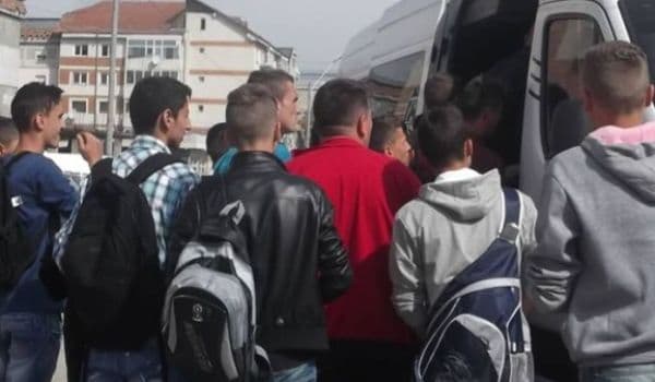 Peste 450 de elevi de la Liceul „Regina Maria” din Dorohoi fac naveta pentru a învăţa