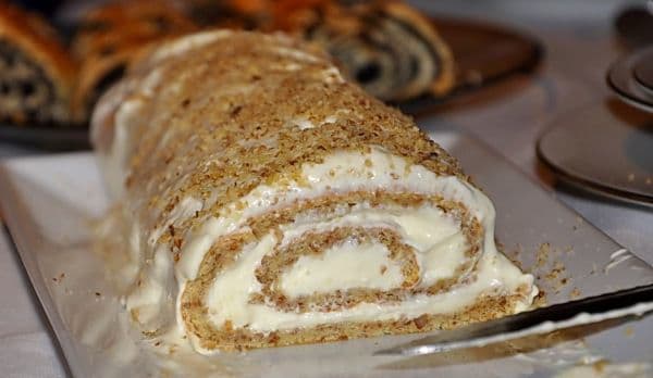 Ruladă de nucă cu cremă de vanilie