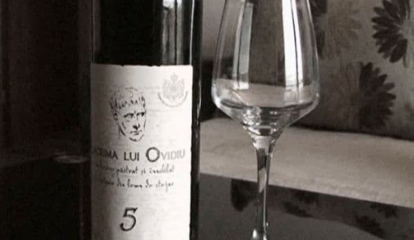 Cum sunt păcăliţi românii cu cel mai băut vin din România. Unde este de fapt produs